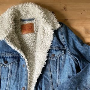 🐎 Levi’s Sherpa Trucker Jacket 🐎